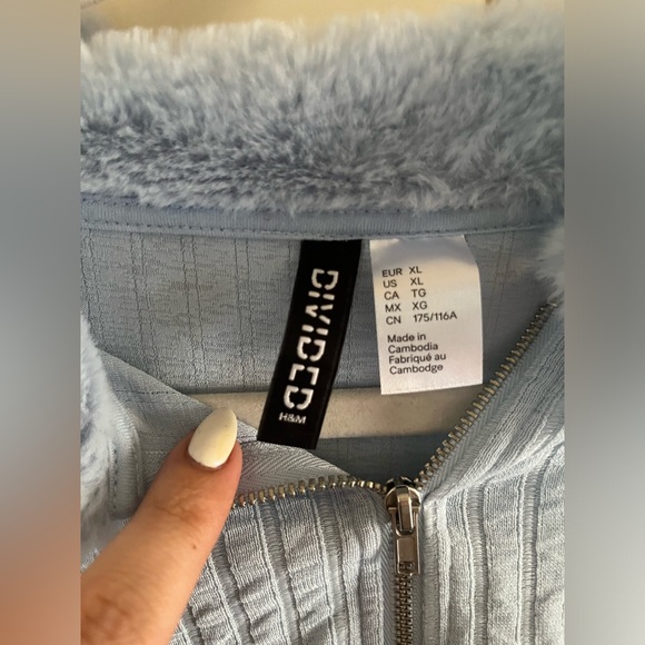 Baby blue with fur zip up top - Picture 2 of 2